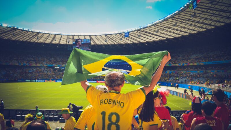 As pessoas estão torcendo pela seleção brasileira