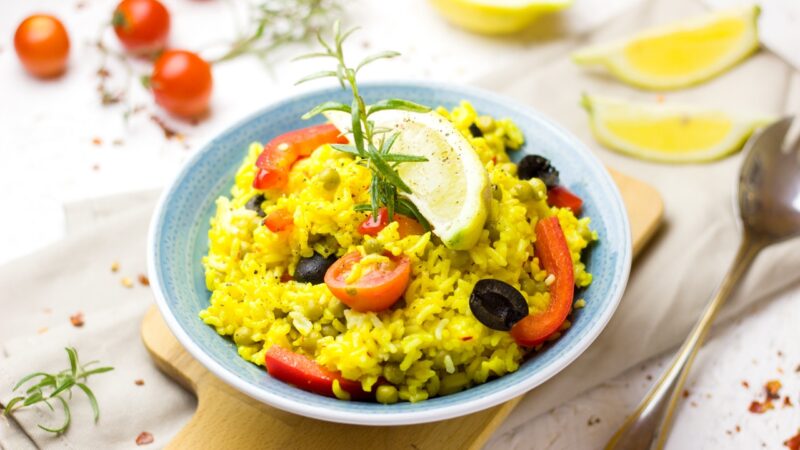 Arroz frito fica melhor com frutas secas