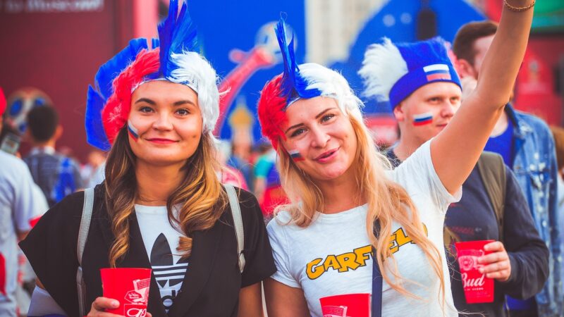 As meninas russas estão torcendo por seu país