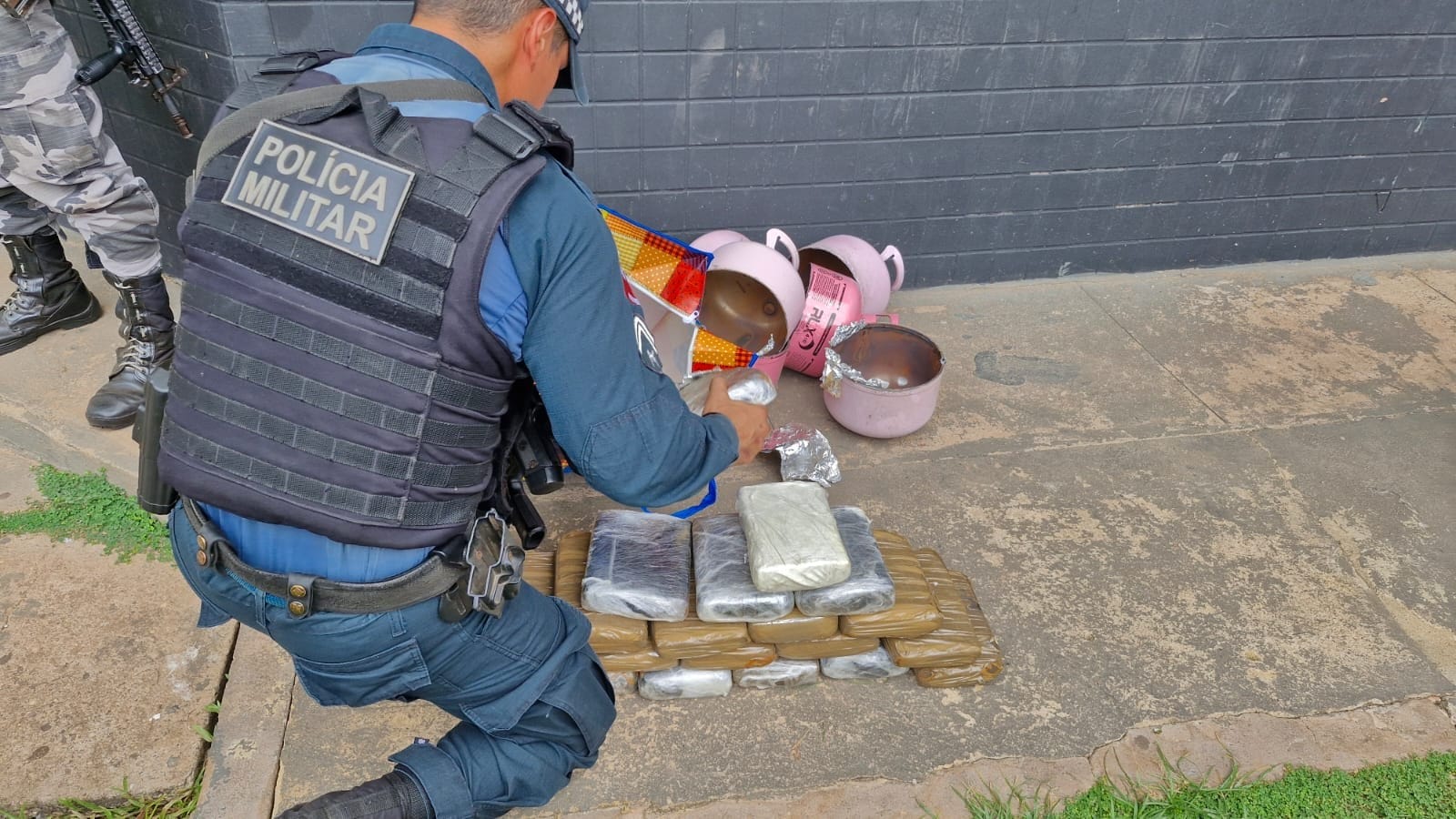 Apreensão de skunk em botijões em Santarém