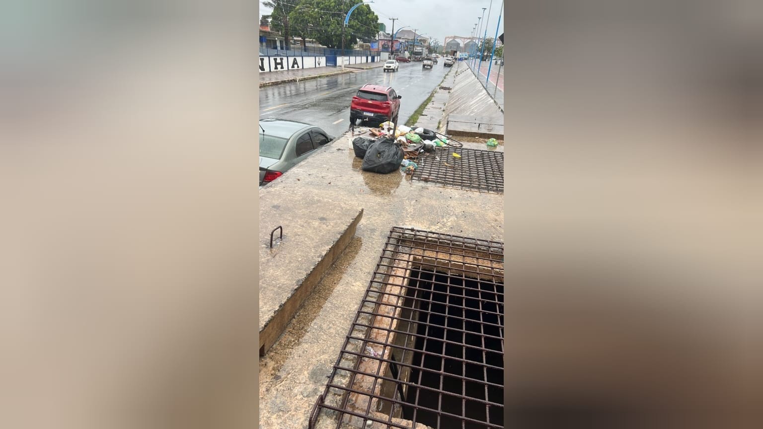 Desobstrução de bueiros e conscientização sobre lixo em Santarém