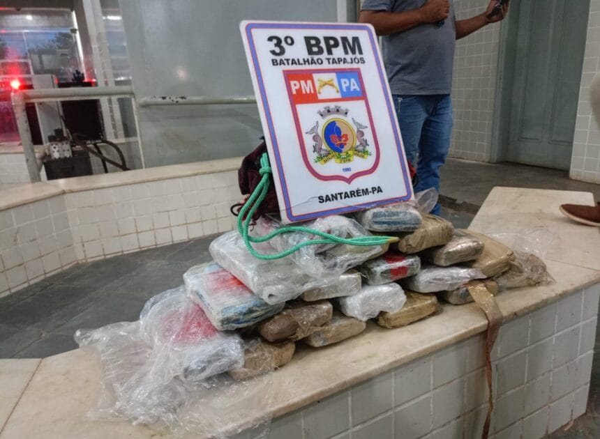 Jovem retoca maquiagem na delegacia após prisão por tráfico de drogas em Santarém